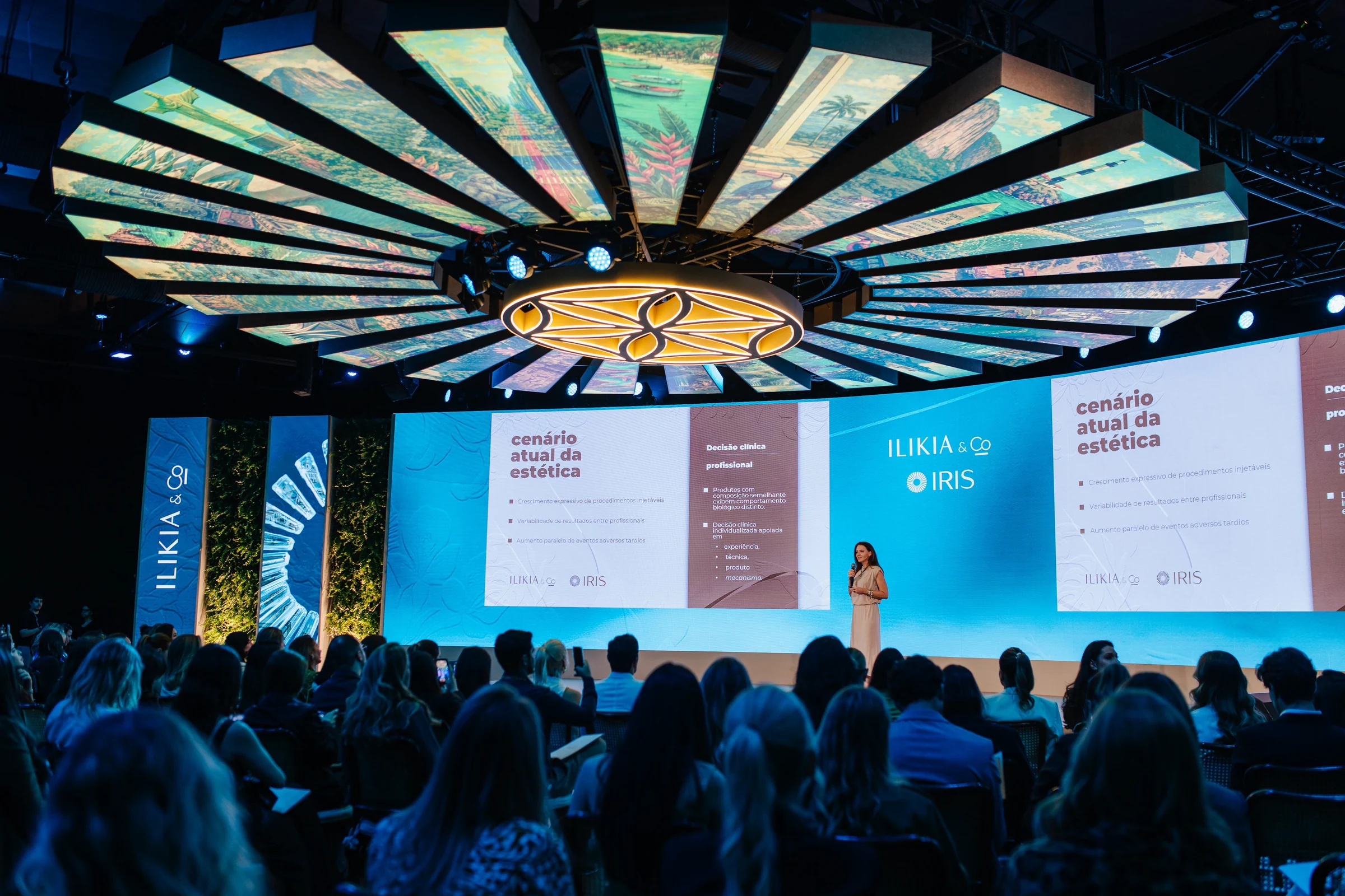 Público acompanhando uma apresentação em um evento corporativo